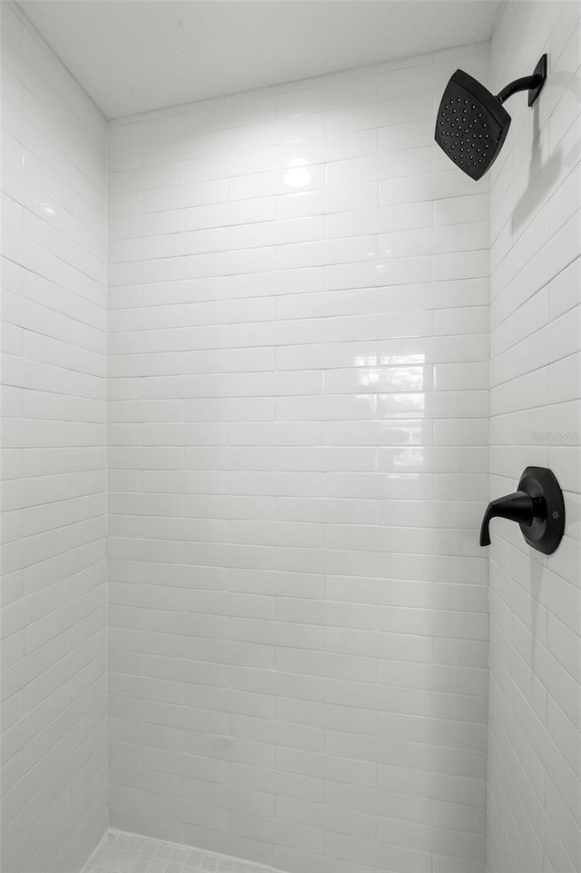 full bathroom featuring tiled shower