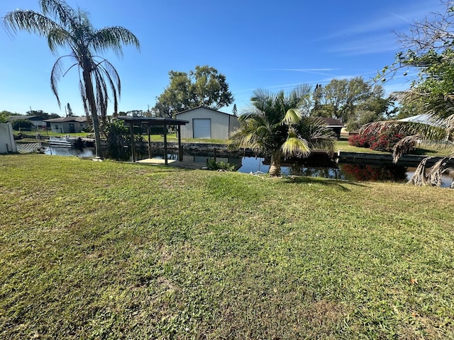 view of yard featuring a water view