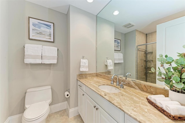 full bath featuring baseboards, visible vents, toilet, a tile shower, and vanity