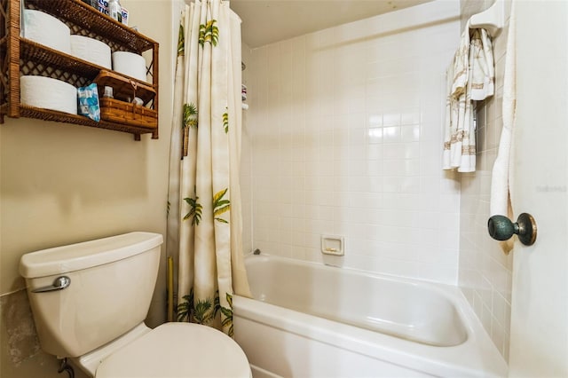 105 Country Club Ln, Mulberry, FL 33860 - bathroom featuring toilet and shower / tub combo with curtain