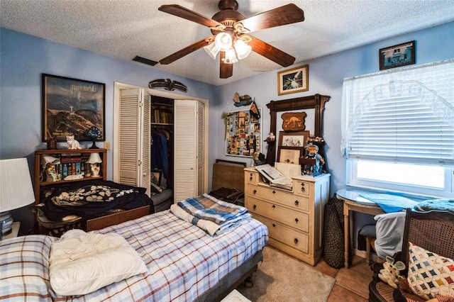 105 Country Club Ln, Mulberry, FL 33860 - bedroom featuring a closet, visible vents, a textured ceiling, and ceiling fan