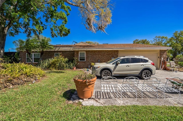 105 Country Club Ln, Mulberry, FL 33860 - ranch-style home featuring a front lawn, brick siding, a garage, and driveway