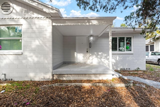 entrance to property featuring crawl space