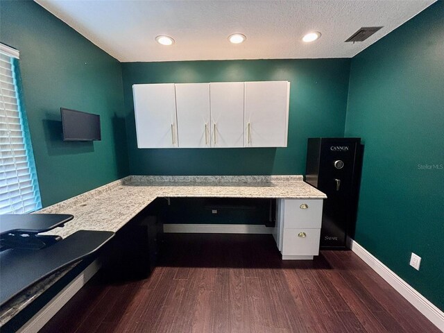 home office featuring visible vents, dark wood-type flooring, baseboards, recessed lighting, and built in study area