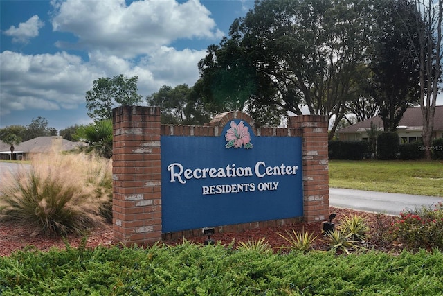 community sign featuring a lawn