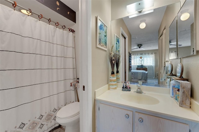 ensuite bathroom with a shower with shower curtain, toilet, ensuite bathroom, ceiling fan, and vanity