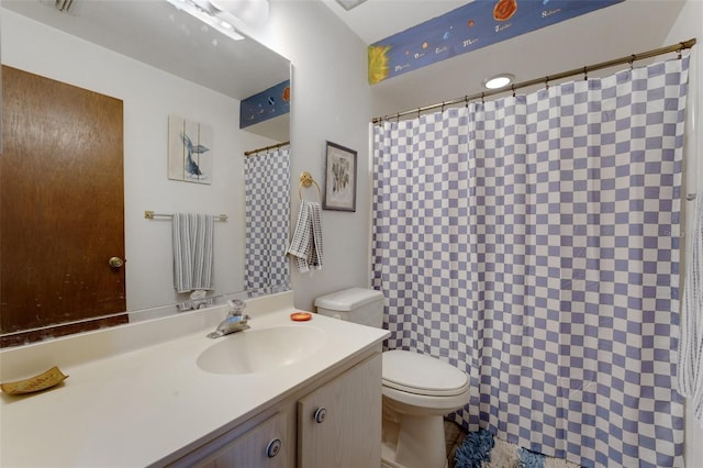 full bathroom featuring toilet, a shower with shower curtain, and vanity