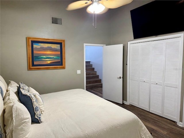 bedroom with ceiling fan, a closet, visible vents, and wood finished floors