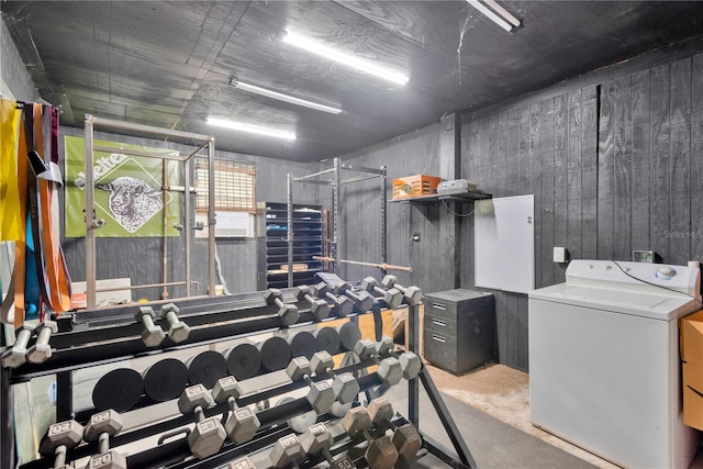 workout area with washer / clothes dryer