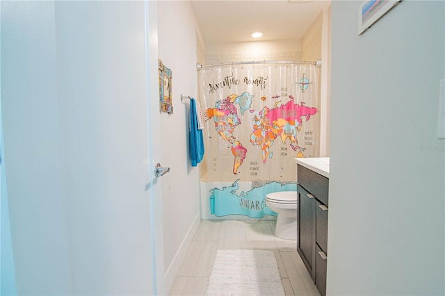 full bath featuring shower / bathtub combination with curtain, toilet, vanity, tile patterned flooring, and baseboards