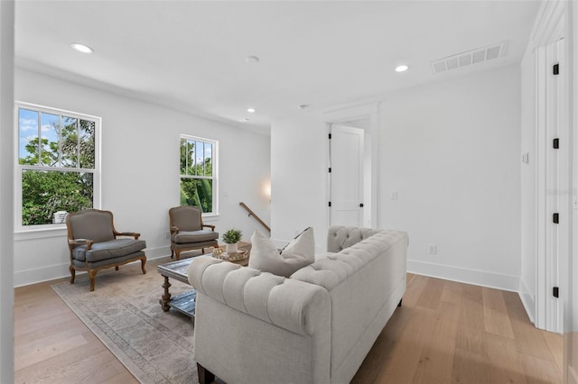 living area featuring recessed lighting, visible vents, light wood-style flooring, and baseboards