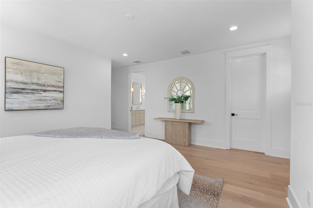 bedroom with light wood-style flooring, visible vents, baseboards, and recessed lighting