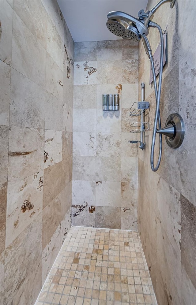 full bathroom featuring tiled shower