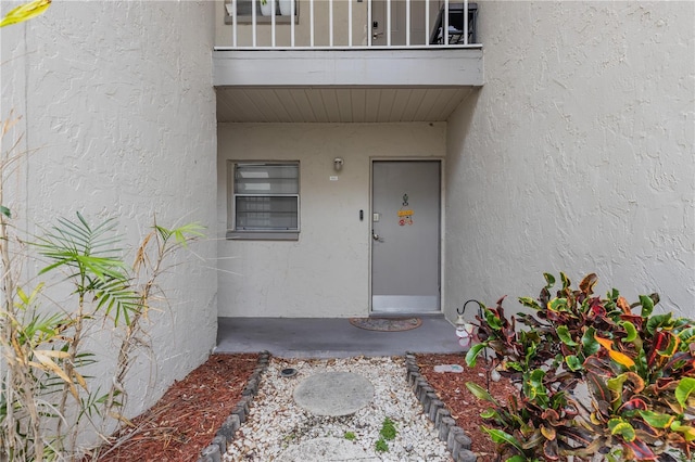 property entrance featuring stucco siding