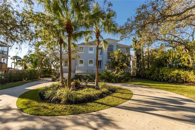 view of front of house featuring curved driveway