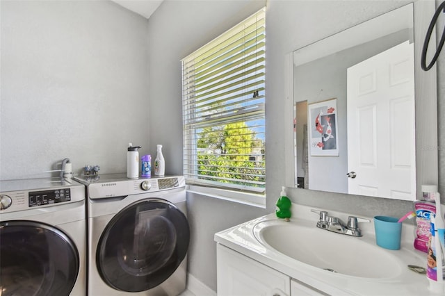 laundry room with a sink and independent washer and dryer