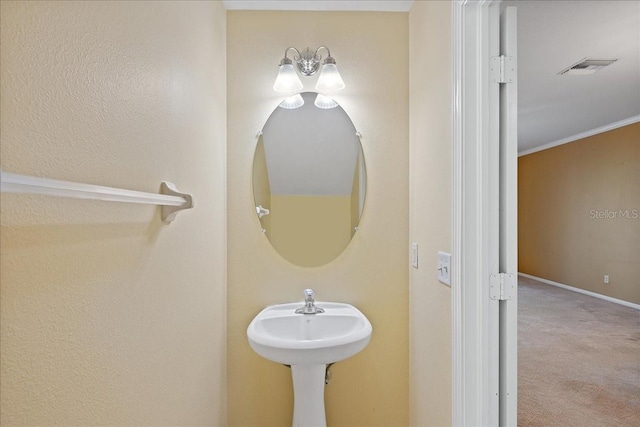 bathroom with visible vents and baseboards