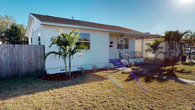 view of front facade featuring crawl space, a front yard, and fence