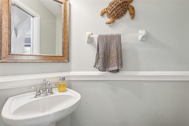 bathroom featuring a sink