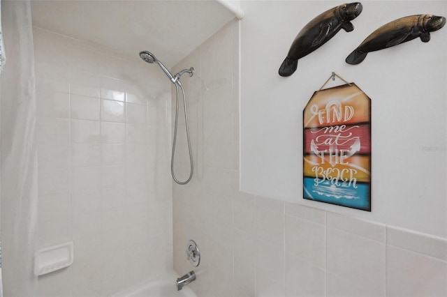 bathroom with shower / tub combo