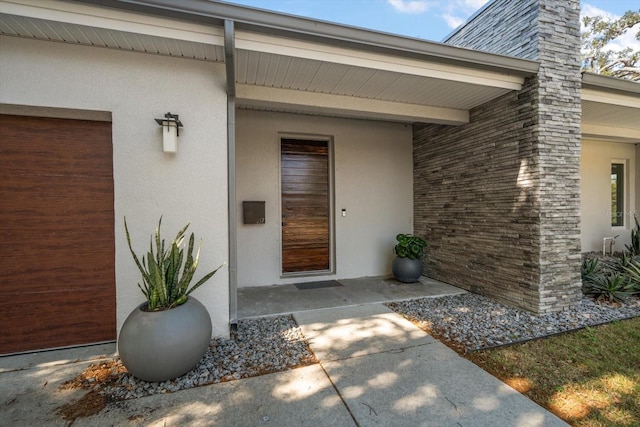 view of exterior entry with stucco siding