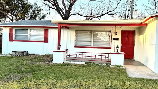 view of front of house with a front lawn