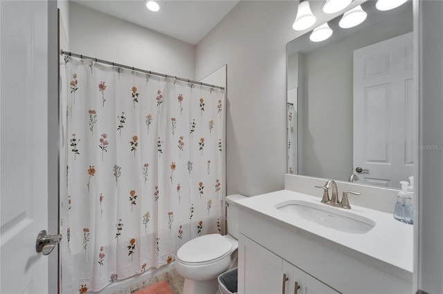 full bathroom featuring toilet, a shower with shower curtain, and vanity