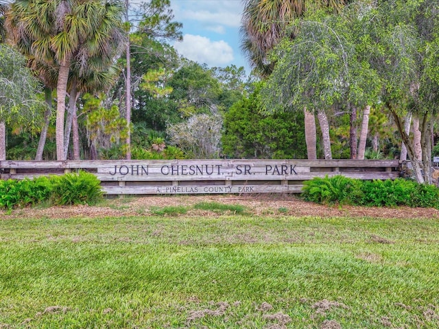 community sign with a lawn