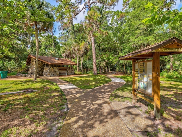 view of yard with an outdoor structure