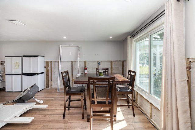 dining room with light wood-type flooring, visible vents, and recessed lighting