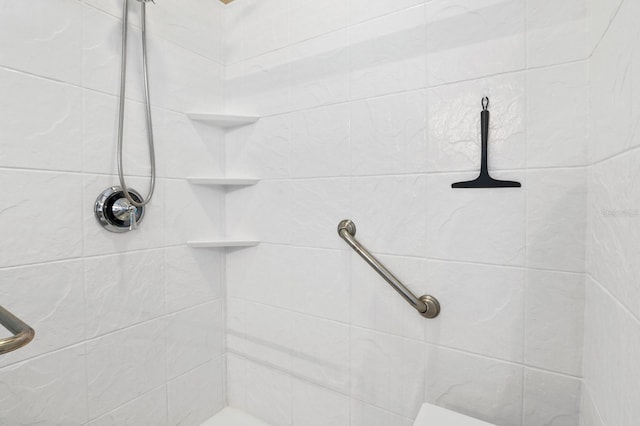 bathroom featuring a tile shower