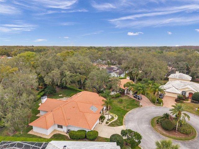 birds eye view of property featuring a forest view