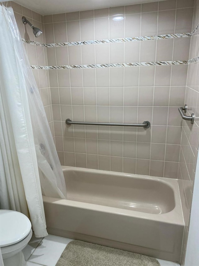 full bathroom featuring toilet and shower / tub combo with curtain