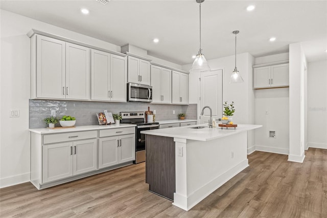 408 W Paris St, Tampa, FL 33604 - kitchen with stainless steel appliances, tasteful backsplash, light countertops, light wood-style floors, and recessed lighting