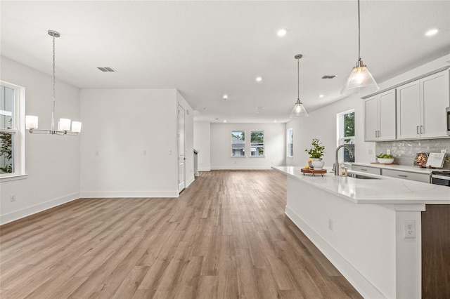 408 W Paris St, Tampa, FL 33604 - kitchen featuring open floor plan, recessed lighting, light wood finished floors, a chandelier, and an island with sink