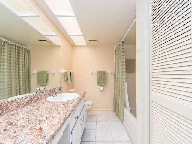 bathroom featuring shower / bath combo with shower curtain, toilet, marble finish floor, baseboards, and vanity