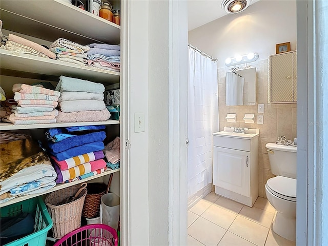 full bath with vanity, a shower with shower curtain, visible vents, tile patterned flooring, and toilet