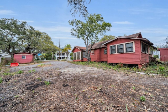 view of front of property featuring driveway