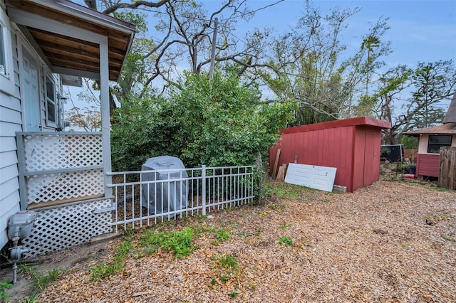 view of yard with a storage shed and an outdoor structure