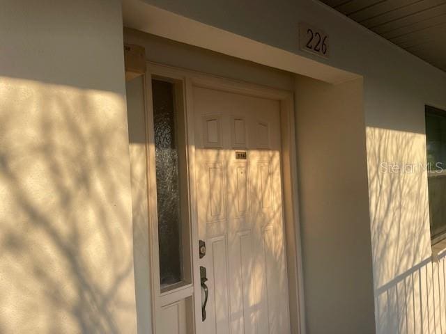 view of exterior entry with stucco siding