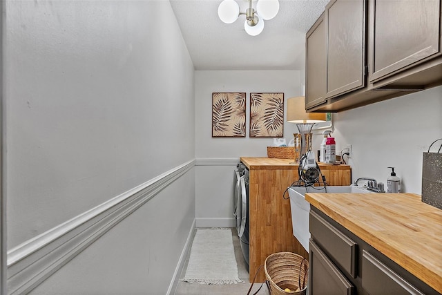 9067 Cypress Trl, Seminole, FL 33777 - bar featuring washer and clothes dryer and baseboards