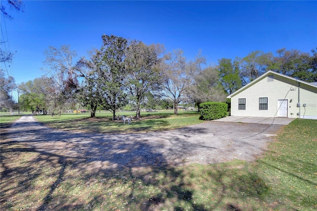 view of yard with driveway