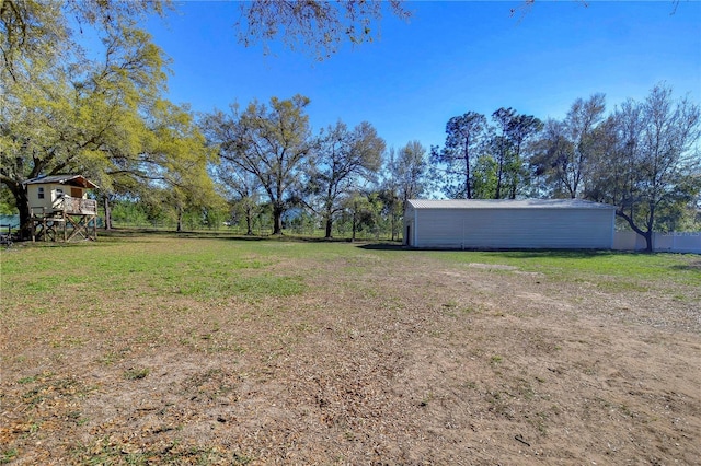 view of yard featuring an outbuilding