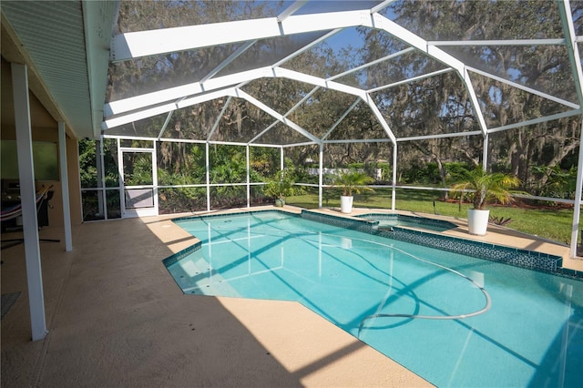 pool with a patio area, an in ground hot tub, and a lanai