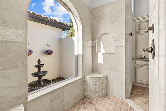 bathroom featuring tiled shower