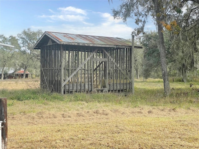 view of outdoor structure featuring an outbuilding