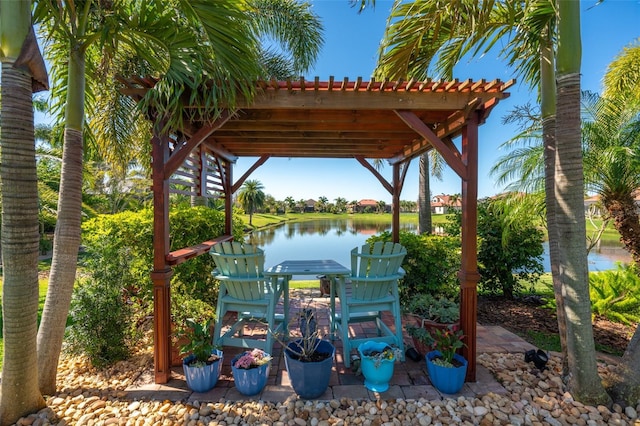 view of yard featuring a water view