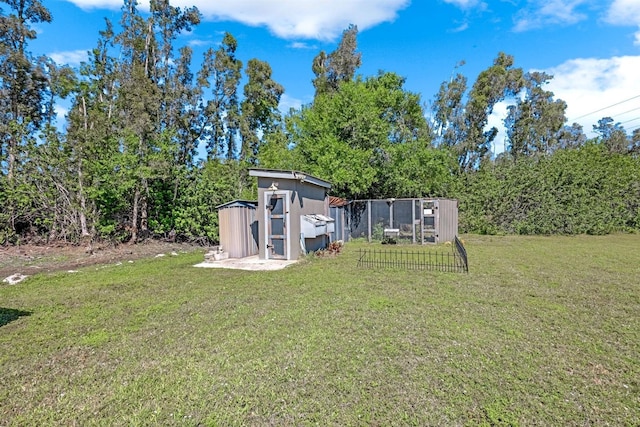 view of yard featuring a storage shed and an outdoor structure