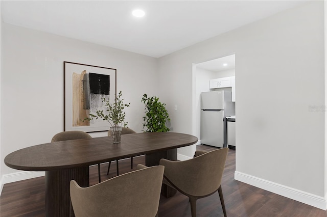 dining space with dark wood-style floors, recessed lighting, and baseboards