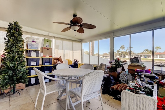 sunroom with ceiling fan